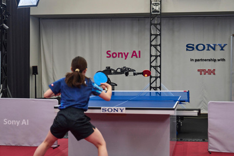 Robot otonom Sony AI, Ace, mengembalikan pukulan ke arah lawannya, pemain tenis meja Yamato Kawamata, selama pertandingan pada Desember 2025, seperti terlihat dalam foto ini yang dirilis pada (22/4/2026). Foto: Sony AI/Handout via REUTERS