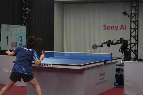Seorang pemain tenis meja profesional wanita yang tidak dikenal bertanding melawan robot otonom Sony AI Ace pada Desember 2025 di Tokyo, Jepang, seperti terlihat dalam foto ini yang dirilis pada (22/4/2026). Foto: Sony AI/Handout via REUTERS