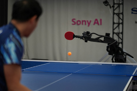 Robot otonom Sony AI, Ace, mengembalikan pukulan ke arah lawannya, pemain tenis meja Yamato Kawamata, selama pertandingan pada Desember 2025, seperti terlihat dalam foto ini yang dirilis pada (22/4/2026). Foto: Sony AI/Handout via REUTERS