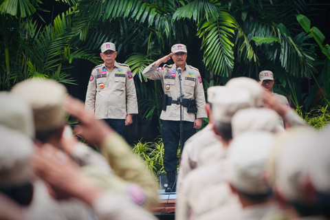 Mensos Saifullah Yusuf (Gus Ipul) didampingi Wamensos Agus Jabo menghadiri Apel Peringatan HUT Tagana ke-22 di kantor Kemensos, Jakarta, pada Kamis (23/4/2026). Foto: Dok. Kemensos