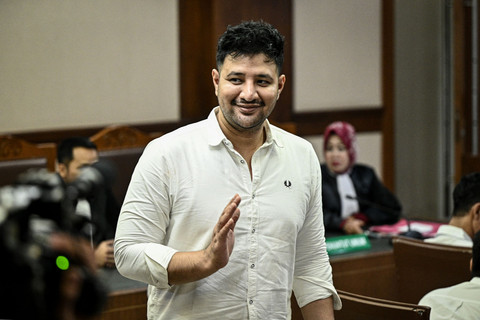 Terdakwa kasus dugaan jual beli narkotika di dalam Rutan Salemba Muhammad Akbar alias Ammar Zoni bersiap menjalani sidang putusan di Pengadilan Negeri Jakarta Pusat, Jakarta, Kamis (23/4/2026). Foto: Fauzan/ANTARA FOTO