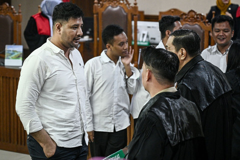 Terdakwa kasus dugaan jual beli narkotika di dalam Rutan Salemba Muhammad Akbar alias Ammar Zoni (kiri) berbincang dengan kuasa hukumnya saat sidang putusan di Pengadilan Negeri Jakarta Pusat, Jakarta, Kamis (23/4/2026). Foto: Fauzan/ANTARA FOTO