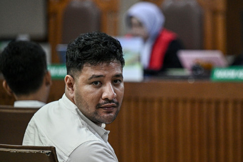 Terdakwa kasus dugaan jual beli narkotika di dalam Rutan Salemba Muhammad Akbar alias Ammar Zoni (kanan) menjalani sidang putusan di Pengadilan Negeri Jakarta Pusat, Jakarta, Kamis (23/4/2026). Foto: Fauzan/ANTARA FOTO