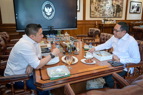 Hasan Nasbi bertemu dengan Sekretaris Kabinet, Teddy Indra Wijaya di Kantor Sekretaris Kabinet, Jakarta, Kamis (23/4/2026). Foto: Instagram/ @hasan_nasbi