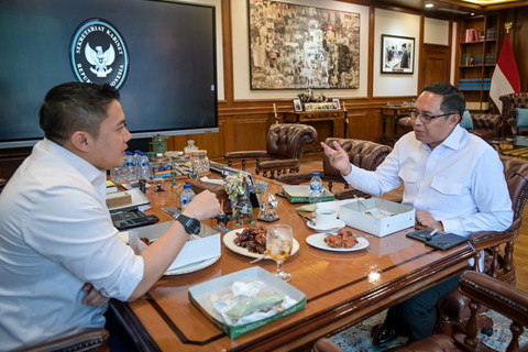 Hasan Nasbi bertemu dengan Sekretaris Kabinet, Teddy Indra Wijaya di Kantor Sekretaris Kabinet, Jakarta, Kamis (23/4/2026). Foto: Instagram/ @hasan_nasbi
