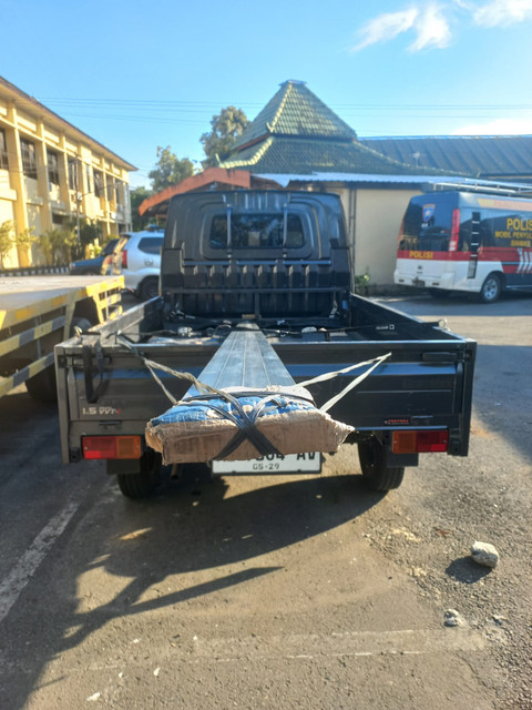 Mobil pikap yang muatan besi hollow-nya menimpa bocah 8 tahun di Gunungkidul hingga mengalami cedera kepala serius. 
 Foto: Dok. Polres Gunungkidul