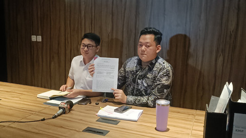 Dwana Toligi dan Dimas Ramadan, tim kuasa hukum Ammar Zoni yang baru di Kebon Jeruk, Jakarta Barat.  Foto: Giovanni/kumparan