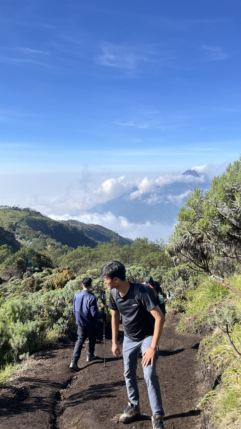 Panorama yang tampak asri dalam perjalanan pendakian Gunung Merbabu. Foto: Dokumentasi pribadi