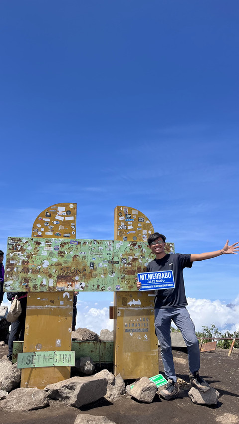 Alhamdulillah.Sudah sampai di Tugu Puncak Gunung Merbabu 3.142 mdpl. Foto: Dokumentasi pribadi