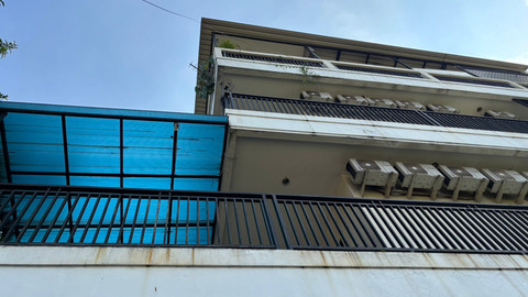 Tampak bangunan indekos TKP dua PRT yang melompat dari lantai 4 di kawasan Benhil, Tanah Abang, Jakarta Pusat pada Jumat (24/4/2026). Foto: Ryan Iqbal/kumparan