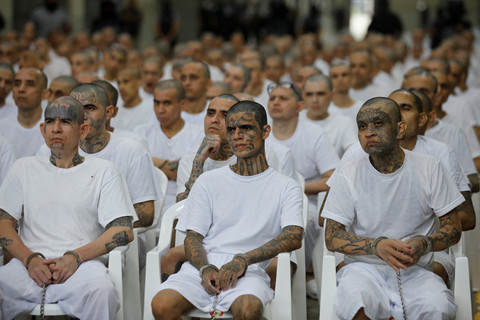 Para terduga anggota geng Mara Salvatrucha, juga dikenal sebagai MS-13, menghadiri sidang terbuka dalam persidangan massal di Pusat Penahanan Terorisme (CECOT) di Tecoluca, El Salvador, Kamis (23/4/2026). Foto: Jose Cabezas/REUTERS