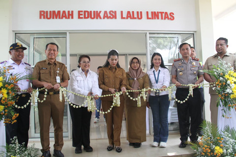 Bupati Kudus Sam’ani Intakoris dan Director Communications Djarum Foundation Mutiara Diah Asmara bersama jajaran memotong pita di depan ruang Rumah Edukasi Lalulintas pada Senin (20/4). Foto: Vega Ma'arijil Ula/kumparan