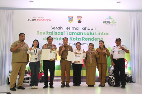 Bupati Kudus Sam’ani Intakoris dan Director Communications Djarum Foundation Mutiara Diah Asmara menandatangani Berita Acara Serah Terima (BAST) tahap 1 Revitalisasi Taman Lalulintas dan Hutan Kota Rendeng pada pada Senin (20/4). Foto: Vega Ma'arijil Ula/kumparan