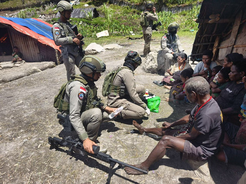 Personel Satgas Damai Cartenz saat menyapa warga di Distrik Sinak, Puncak, Papua Tengah. Foto: Dok. Polri