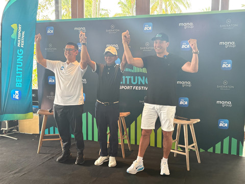SVP Marketing Communication BCA Adrian, Bupati Belitung Djoni Alamsyah Hidayat dan Executive Chairman MANA Group Chris Macca McCormack dalam konferensi pers myBCA Belitung Multisport Festival 2026 di Hotel Sheraton, Belitung, (24/4/2026). Foto: Widya/kumparan