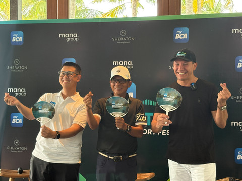 SVP Marketing Communication BCA Adrian, Bupati Belitung Djoni Alamsyah Hidayat dan Executive Chairman MANA Group Chris Macca McCormack dalam konferensi pers myBCA Belitung Multisport Festival 2026 di Hotel Sheraton, Belitung, (24/4/2026). Foto: Widya/kumparan