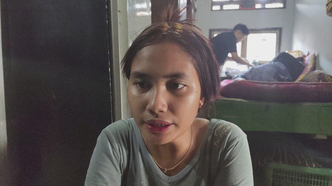 Yuli Sabrina (23), anaknya Mimi Maisyarah (48) yang diduga menjadi korban malapraktik pengangkatan rahim, Jumat (24/4/2026). Foto: Amar Marpaung/kumparan