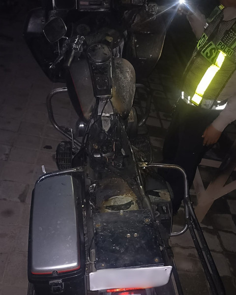 Sepeda motor gede (moge) jenis Harley Davidson hangus terbakar di Jalan Gumitir, Kota Denpasar, Bali, Kamis (23/4/2026). Foto: Dok. Polresta Denpasar