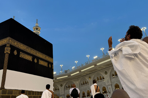 Umat Islam memanjatkan doa di depan Ka'bah di Masjidil Haram, Makkah, Arab Saudi, Kamis (23/4/2026) Foto: Citro Atmoko/ANTARA