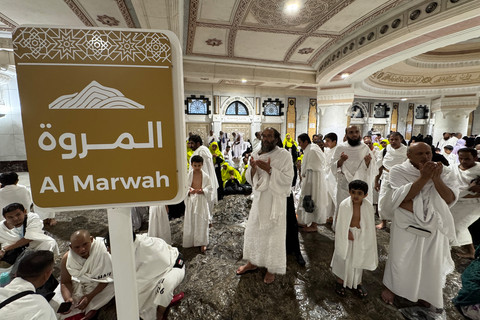 Umat Islam berdoa saat sai di Masjidil Haram, Makkah, Arab Saudi, Kamis (23/4/2026). Foto: Citro Atmoko/ANTARA