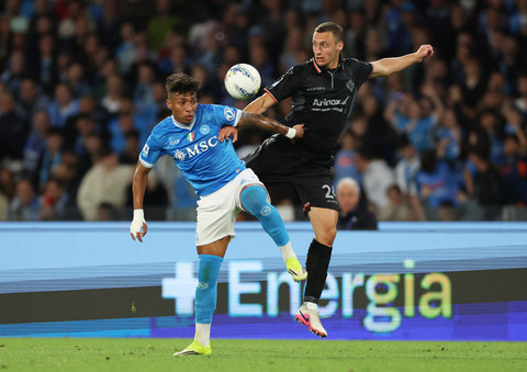 Filippo Terracciano dari Cremonese beraksi bersama Alisson Santos dari Napoli pada pertandingan Liga Italia antara Napoli vs Cremonese di Stadio Diego Armando Maradona, Naples, Italia, Sabtu (25/4/2026) dini hari WIB. Foto: Ciro De Luca/REUTERS