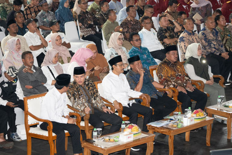 Mensos Saifullah Yusuf bersama Bupati Majalengka Eman Suherman dan Wabup Dena Muhamad Ramdhan saat kegiatan Kolaborasi Program Prioritas Presiden Dalam Rangka Membangun Sumber Daya Manusia Menuju Kemandirian Ekonomi di Majalengka, Jumat (24/4/2026). Foto: Biro Humas Kemensos / Faqih Barelvi