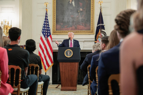 Presiden AS Donald Trump menyampaikan pidato kepada para Juara Nasional Perguruan Tinggi NCAA di Ruang Makan Negara di Gedung Putih di Washington, D.C., AS, Selasa (21/4/2026). Foto: Kylie Cooper/REUTERS 