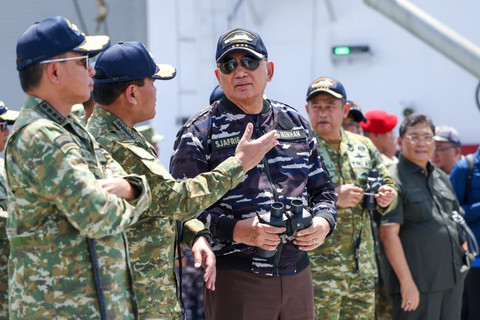 Panglima TNI Jenderal TNI Agus Subiyanto mendampingi Menteri Pertahanan RI Sjafrie Sjamsoeddin dalam peninjauan Latihan Operasi Laut Gabungan dan Penembakan Senjata Khusus TNI Tahun 2026 di Perairan Karimunjawa, Semarang, Kamis (23/4/2026). Foto: Dok. Puspen TNI