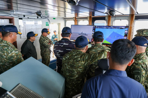 Panglima TNI Jenderal TNI Agus Subiyanto mendampingi Menteri Pertahanan RI Sjafrie Sjamsoeddin dalam peninjauan Latihan Operasi Laut Gabungan dan Penembakan Senjata Khusus TNI Tahun 2026 di Perairan Karimunjawa, Semarang, Kamis (23/4/2026). Foto: Dok. Puspen TNI