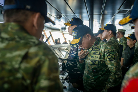 Panglima TNI Jenderal TNI Agus Subiyanto mendampingi Menteri Pertahanan RI Sjafrie Sjamsoeddin dalam peninjauan Latihan Operasi Laut Gabungan dan Penembakan Senjata Khusus TNI Tahun 2026 di Perairan Karimunjawa, Semarang, Kamis (23/4/2026). Foto: Dok. Puspen TNI