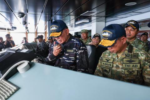 Panglima TNI Jenderal TNI Agus Subiyanto mendampingi Menteri Pertahanan RI Sjafrie Sjamsoeddin dalam peninjauan Latihan Operasi Laut Gabungan dan Penembakan Senjata Khusus TNI Tahun 2026 di Perairan Karimunjawa, Semarang, Kamis (23/4/2026). Foto: Dok. Puspen TNI