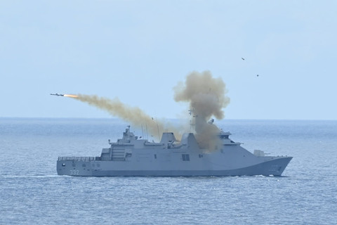 Suasana Latihan Operasi Laut Gabungan dan Penembakan Senjata Khusus TNI Tahun 2026 di Perairan Karimunjawa, Semarang, Kamis (23/4/2026). Foto: Dok. Puspen TNI