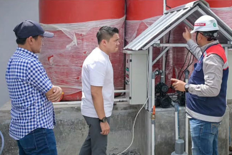 Seskab Teddy Indra Wijaya bersama Direktur Utama PT Kereta Api Indonesia Bobby Rasyidin, mengecek perkembangan pembangunan hunian untuk tempat tinggal warga pinggiran rel sekitar Stasiun Pasar Senen pada Sabtu (25/4/2026). Foto: Instagram/ @sekretariat.kabinet