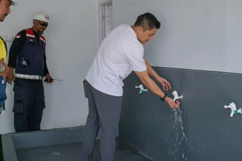 Seskab Teddy Indra Wijaya bersama Direktur Utama PT Kereta Api Indonesia Bobby Rasyidin, mengecek perkembangan pembangunan hunian untuk tempat tinggal warga pinggiran rel sekitar Stasiun Pasar Senen pada Sabtu (25/4/2026). Foto: Instagram/ @sekretariat.kabinet