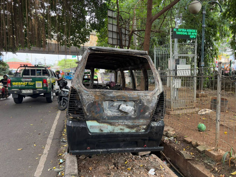 Angkot yang terbakar di dekat kantor Kecamatan Tanah Abang, Jakarta Pusat (25/4/2026). Foto: Kevin Daniel/kumparan