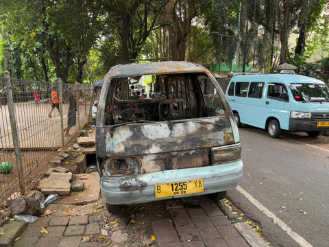 Angkot yang terbakar di dekat kantor Kecamatan Tanah Abang, Jakarta Pusat (25/4/2026). Foto: Kevin Daniel/kumparan