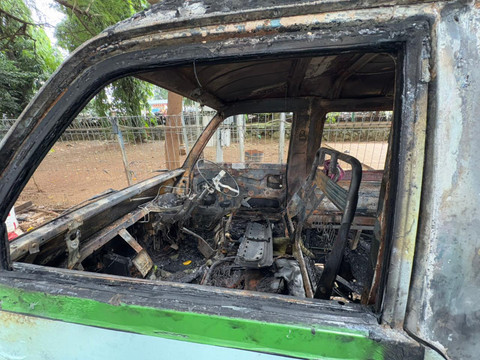 Angkot yang terbakar di dekat kantor Kecamatan Tanah Abang, Jakarta Pusat (25/4/2026). Foto: Kevin Daniel/kumparan