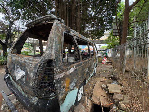 Angkot yang terbakar di dekat kantor Kecamatan Tanah Abang, Jakarta Pusat (25/4/2026). Foto: Kevin Daniel/kumparan