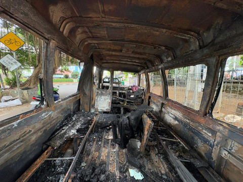 Angkot yang terbakar di dekat kantor Kecamatan Tanah Abang, Jakarta Pusat (25/4/2026). Foto: Kevin Daniel/kumparan