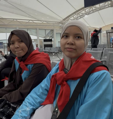 Fira (27, kanan) dan Putri (29) kakak beradik yang berhaji di 2026. Foto: Dok. MCH 2026