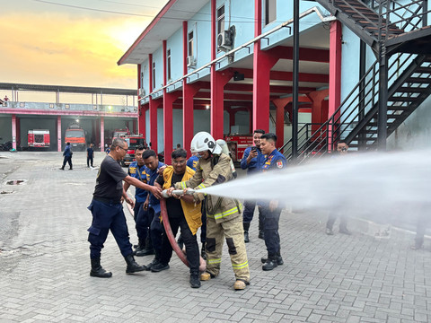 Debt collector pinjaman online (pinjol) yang menjebak pemadam Bonefentura Soa (Boem) mendatangi kantor Dinas Pemadam Kebakaran Kota Semarang. Foto: Intan Alliva Khansa/kumparan