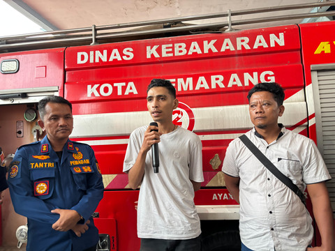 Debt collector pinjaman online (pinjol) yang menjebak pemadam Bonefentura Soa (Boem) mendatangi kantor Dinas Pemadam Kebakaran Kota Semarang. Foto: Intan Alliva Khansa/kumparan