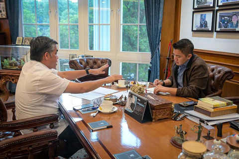 Teddy Indra Wijaya menerima Menteri Ketenagakerjaan, Prof. Yassierli di Kantor Sekretariat Kabinet pada Sabtu (25/4/2026). Foto: Instagram/ @sekretariat.kabinet