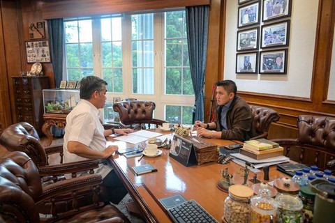 Teddy Indra Wijaya menerima Menteri Ketenagakerjaan, Prof. Yassierli di Kantor Sekretariat Kabinet pada Sabtu (25/4/2026). Foto: Instagram/ @sekretariat.kabinet