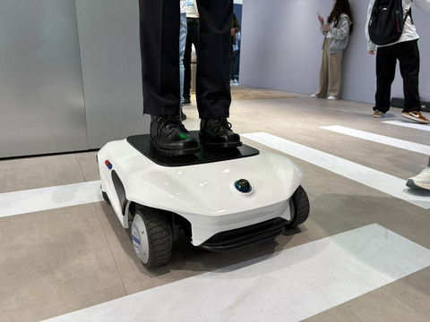 Robot AiMOGA polisi mejeng di Beijing Auto Show 2026. Foto: Fitra Andrianto/kumparan