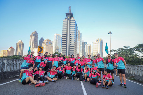 Suasana keseruan kegiatan fun run yang diadakan oleh Komunitas lari kumparan Running Club di kawasan car free day (CFD) di simpan susun Semanggi, Jakarta Pusat, Minggu (26/4/2026). Foto: Iqbal Firdaus/kumparan