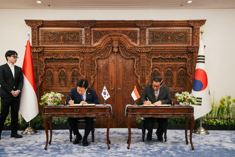 Gubernur DKI Jakarta Pramono Anung dan Gubernur Jeju Oh Young-hun menandatangani dokumen kerja sama di KBRI Seoul, Sabtu (25/4/2026). Foto: Pemprov DKI Jakarta