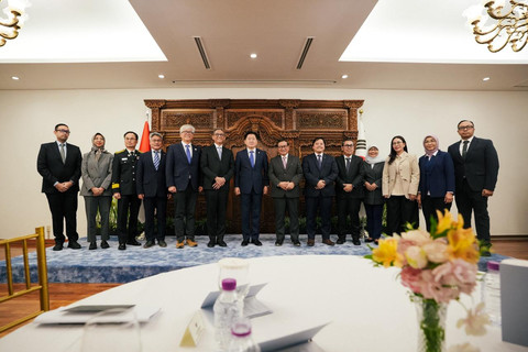 Gubernur DKI Jakarta Pramono Anung dan Gubernur Jeju Oh Young-hun foto bersama usai menandatangani dokumen kerja sama di KBRI Seoul, Sabtu (25/4/2026). Foto: Pemprov DKI Jakarta