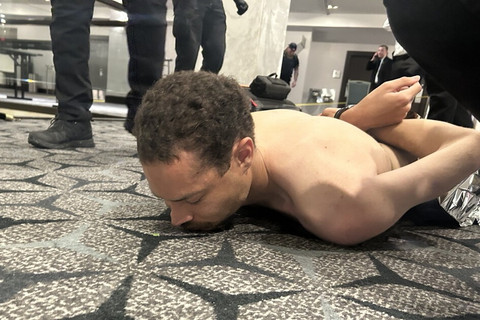 Terduga pelaku penembakan di Hotel Washington Hilton ditahan aparat AS pada Sabtu (25/4/2026). Foto: Truth/ Donald Trump