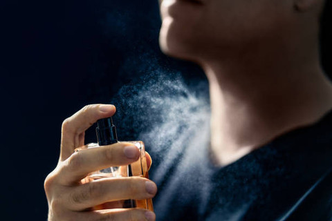 Ilustrasi Penggunaan Parfum, Sumber:IStockphoto/Tero Vesalainen